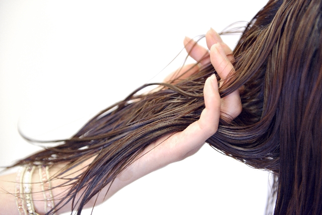 急に髪の毛がベタベタ湿ったオイリーになる原因と対策 防止方法